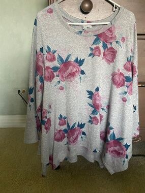 2X Green Envelope floral top. Long sleeve, handkerchief hem